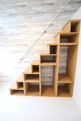 階段下を収納にしました