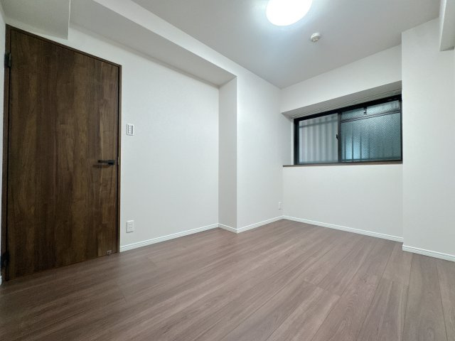【洋室】 | ロワイヤル企救丘☆仲介手数料無料☆ | 居住スペースをしっかり確保した、家具配置のしやすい機能的なレイアウト。帰宅後、一人の時間をゆったりと贅沢に過ごせる落ち着いた空間です♪