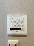 【設備】 | ロワイヤル企救丘☆仲介手数料無料☆ | 【浴室換気乾燥機付き】天候を気にせずお洗濯が可能。清潔感溢れるバスルームで、一日の疲れをゆったりと癒やせます。日々のメンテナンスもしやすい仕様です。