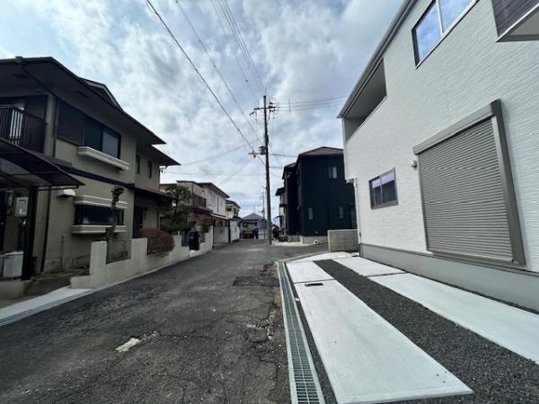 【前面道路含む現地写真】