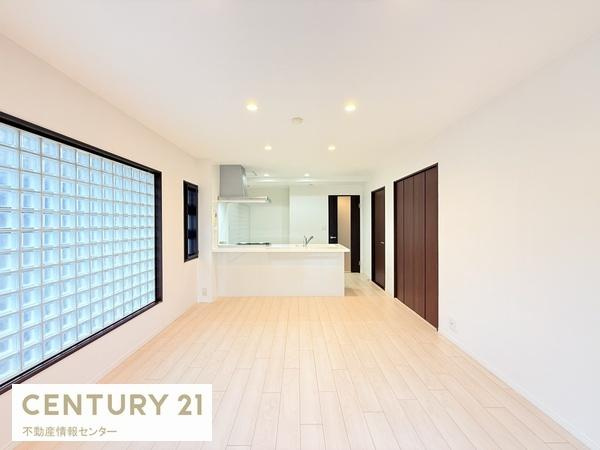 【居間・リビング】 | シャルマンフジ住之江公園ドシール | 15.2帖のリビングは綺麗な長方形ですので、家具の配置もしやすく、南向きで太陽光の取入れもしっかりできます！ブロックガラスがやはりオシャレさのアクセントになってます！