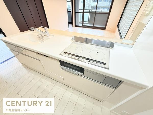 【キッチン】 | シャルマンフジ住之江公園ドシール | カウンターキッチンでリビング全体を見渡すことができ、上部収納やコンロ側の壁を取り払うことにより、開放感のあるリビング・ダイニング・キッチンを演出！