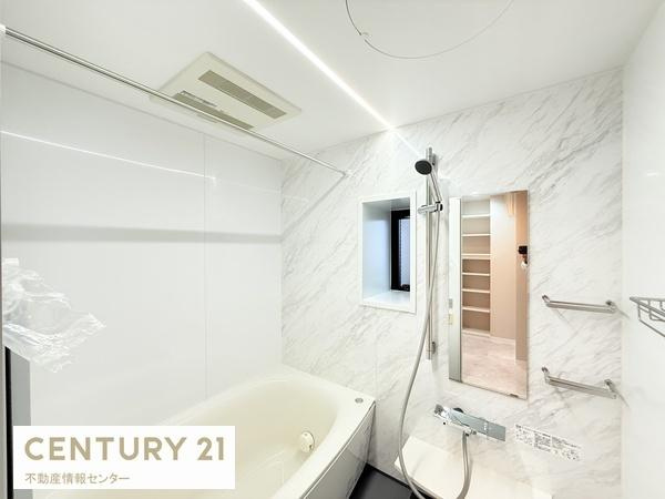 【浴室】 | シャルマンフジ住之江公園ドシール | 角部屋のいいところ！浴室に窓があります！さらに浴室暖房乾燥機もありますので、カビ対策や雨の日の洗濯もの問題も解決！