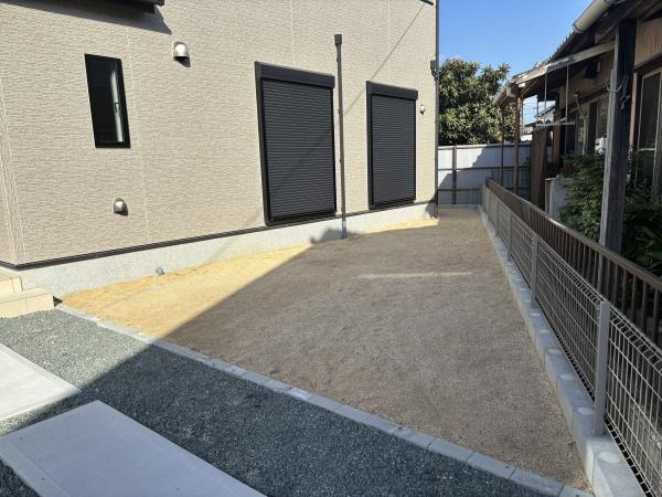 豊川国府町第1期　全2棟・2号棟の庭|ウッドデッキやBBQ。想像が膨らむお庭