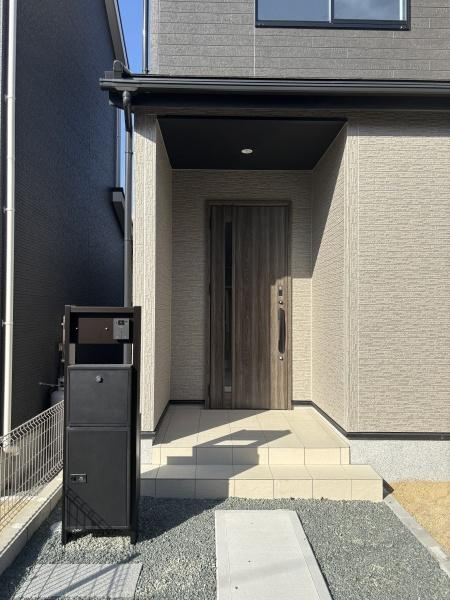 豊川国府町第1期　全2棟・2号棟の玄関|訪れる人を心地よく迎え入れます。