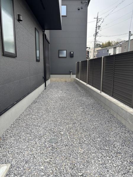 岡崎市能見町　全2棟・1号棟の庭|ウッドデッキやBBQ。想像が膨らむお庭
