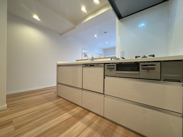 【キッチン】 | ダイアパレスグランステージ博多☆仲介手数料無料☆ | 【会話が弾む対面式キッチン】   料理中も家族との会話が楽しめるカウンターキッチンを採用。三口コンロや豊富な収納など、毎日の自炊を楽しく、効率的にサポートする設備が充実。