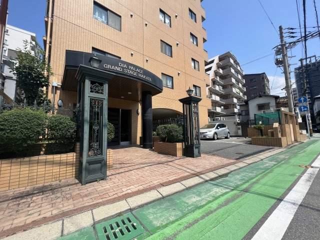 【外観】 | ダイアパレスグランステージ博多☆仲介手数料無料☆ | 【徒歩4分圏内に利便施設が充実】マックスバリュやMrMax、ザ・大黒天、ドラッグストア、コンビニがすべて徒歩4分圏内に揃うお買い物至便な立地！日々の買い出しが驚くほどスムーズに完結する住環境です。