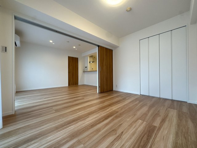 【洋室】 | ダイアパレスグランステージ博多☆仲介手数料無料☆ | 内装から水回りまで、細部にこだわりリノベーションを実施。最新の設備へ一新されており、入居当日から気持ちよく新生活をスタートできます。デザイン性と機能性が両立した住まいです。