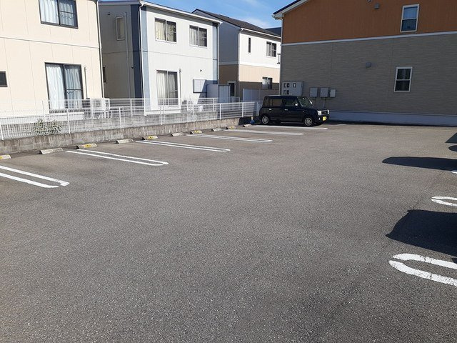 ソレイユ高岡Ⅰの駐車場|駐車場に車を止められます