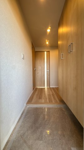 【玄関】 | アンビエント小倉C棟☆仲介手数料無料☆ | シューズボックス付きで玄関周りもスッキリ。品格を感じさせる落ち着いた空間です。