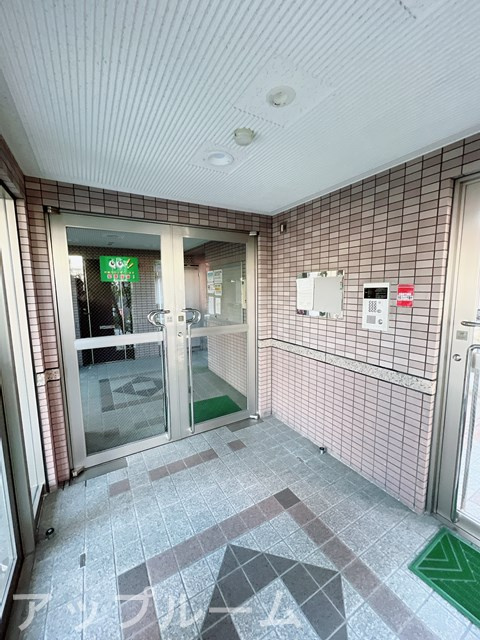 マ・メゾン小牧原北館のエントランス