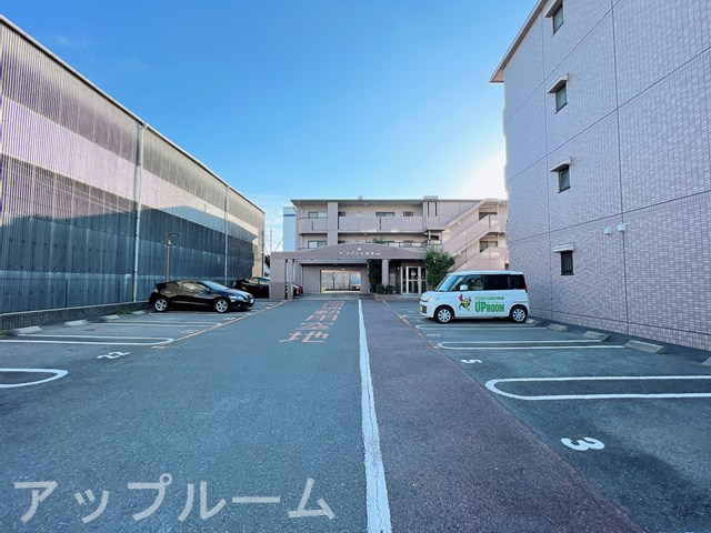マ・メゾン小牧原北館の駐車場