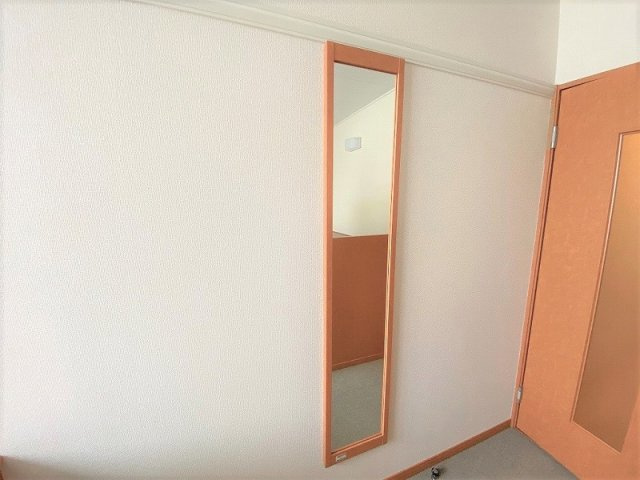 レオパレス三田Ｄ館のその他|居室：１Fはフローリング　2Fは絨毯