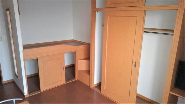 レオパレスＳｕｎ　Ｃｉｔｙの内装|ベット台の下は収納です。（1階）