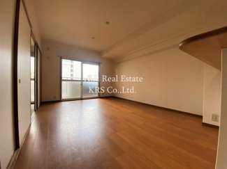 【居間・リビング】 | アメニティ江戸堀 | バルコニーからの日差しを浴びれます！
