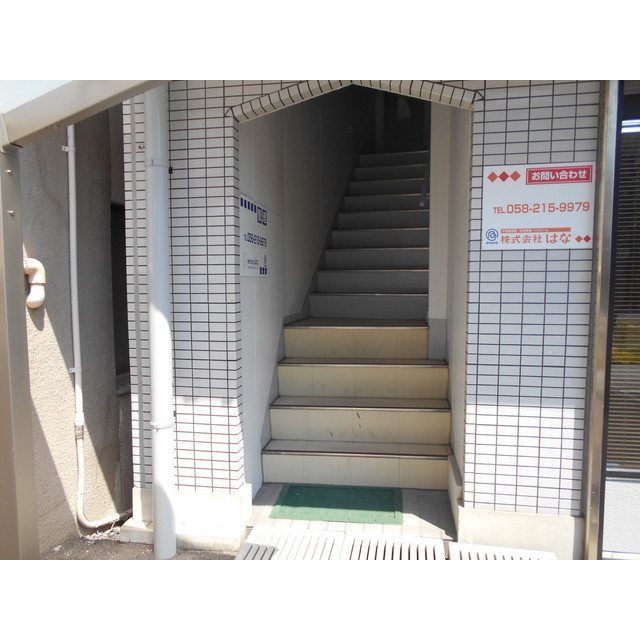 ワラヤビルのエントランス