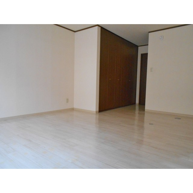 ワラヤビルの居間・リビング|洋室約14帖