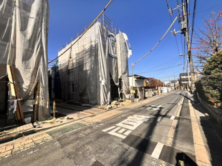 【前面道路含む現地写真】 | 戸田市笹目3丁目19 | 前面道路6m。周りには高い建物もなく、眺望が広がります。向い側が笹目東小学校になります。スーパーも徒歩11分。公園も近くて自然もあって、住みやすい環境です。