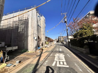 【前面道路含む現地写真】 | 戸田市笹目3丁目19 | 東側の道路の向かいに戸田東小学校があり、通学はすごく近くて楽々です。忘れ物をしても、すぐに戻れます。