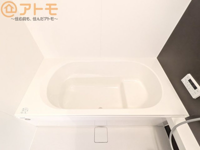 【浴室】 | 駿河区敷地1期　新築戸建　1号棟 | お子様やお年寄りが使いやすいだけでなく、半身浴にも便利なベンチタイプの湯舟です。お湯の節約にも！