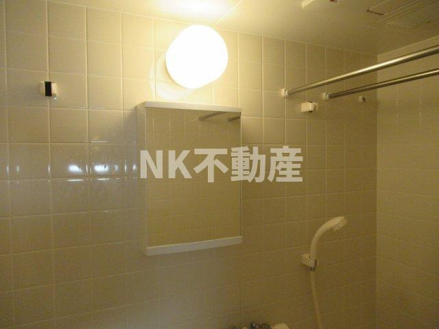 【浴室】 | ルネ寿ウエスト（河内永和賃貸） | お風呂に鏡があります。