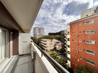 【バルコニー】 | 戸田公園スカイマンション | 南側はワイドバルコニーになっているので、物干しもらくらく。バルコニーのスペースがあるので
植物などをおくものひとつ。