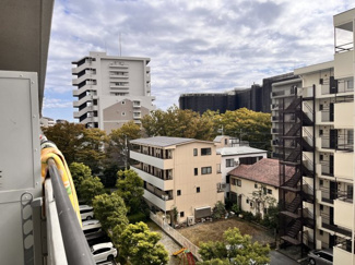 【展望】 | 戸田公園スカイマンション | 周りの緑豊かな部分もみれて快適です。5階からの眺望は解放感があります。布団干しのスペースも広くて、楽々です。