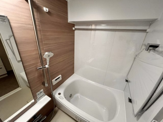 【浴室】 | 戸田公園スカイマンション | 浴室乾燥機がついているので、喚起もできるのでカビもつきにくく洗濯物もかわかせて、雨の日は助かります。お風呂のふたをたてかけるスペースがあり、置き場所にも困りません。