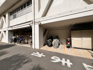 【駐輪場】 | 戸田公園スカイマンション | 玄関の左側にはバイク置き場があります。屋根もあるので安心です。玄関のすぐ左側に、バイク専用の場所があるので、すぐに出発できて好評です。
