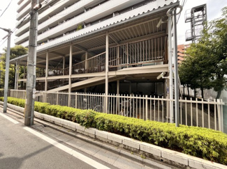 【駐輪場】 | 戸田公園スカイマンション | 2階建ての屋根付き駐輪場があって、駐輪スペースもあって、雨の日も安心です。スペースが広いので出し入れも楽々です。