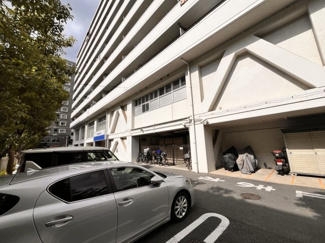 【駐車場】 | 戸田公園スカイマンション | 玄関左側にある駐車場です。平置き駐車場があります。すぐに出し入れができて便利です。