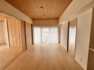 【居間・リビング】 | 戸田公園スカイマンション | 10.7帖のリビングの横の6,9帖のベッドルームの仕切りを広げると解放感抜群で、ひろびろ空間。シアタールームにしたり、広いテーブルに大きめのソファをおくことも。ご自分空間をデザインできます。
