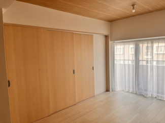 【居間・リビング】 | 戸田公園スカイマンション | 南側のお部屋との仕切りも簡単に設置できます。隣との仕切りを急にしたいときでも、すぐに閉めれて、便利です。西側には掃き出し窓、外はバルコニーになっているので、採光もとれます。