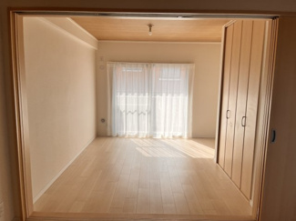 【洋室】 | 戸田公園スカイマンション | 南側に掃き出し窓があるので、光もはいるので、明るいお部屋です。大きめのクローゼットもついているので、寝室としても、ご使用いただけます。