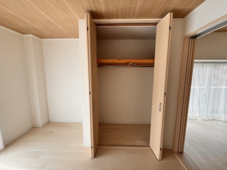 【収納】 | 戸田公園スカイマンション | 適度な奥行きなので、衣装ケースのほか、掃除機、電化製品まで多くのものを収納できるようになっております。