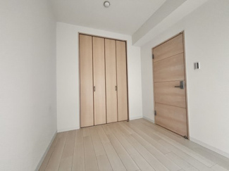 【洋室】 | 戸田公園スカイマンション | リビングの北側にある4.3帖の洋室です。西側にベランダがあるので採光はとれます。収納もあるので、子供部屋などにもご使用いただけます。
