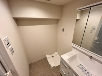 【脱衣所】 | 戸田公園スカイマンション | 浴室の前に　洗面化粧台と洗濯機がおけるスペースがあります。お風呂と洗濯機が近くて実用的です。水回りが一か所にかたまっているので、点検もしやすく安心です。
