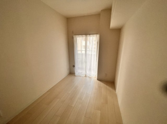 【洋室】 | 戸田公園スカイマンション | 玄関は入って、すぐ右側4.5帖のお部屋です。西側にベランダがあって、このお部屋も明るいお部屋です。掃き出し窓も収納もあるので、子供部屋などにもお使いになれます。