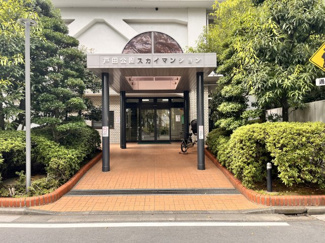 【エントランス】 | 戸田公園スカイマンション | 玄関がフラットで、スペースもあるので、車いすなどでも余裕をもって入れます。周りには植樹もされています。適度な勾配があり、水はけも良好です。