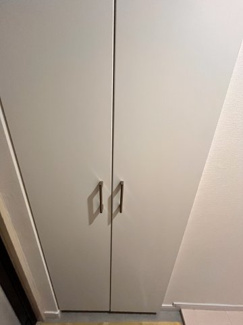 【収納】 | 戸田公園スカイマンション | 玄関の左側に縦長のシューズクローゼットがあるので、ご家族の靴やスリッパ、レインコートなども収納できてちょっとしたものを中にいれれるから便利です。