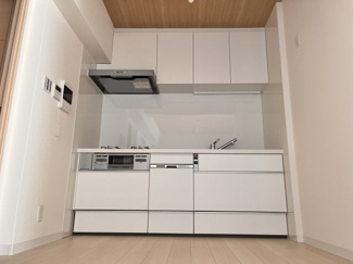 【キッチン】 | 戸田公園スカイマンション | システムキッチン。食洗器、浄水器もついているので、食器あらいは楽々。忙しい奥様には必需品です。作業スペースを多くとっているので、ご夫婦でもお料理しやすくゆとりのあるひろさ。