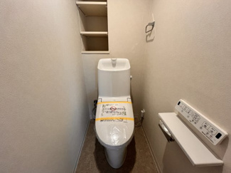 【トイレ】 | 戸田公園スカイマンション | 温水式暖房便座ですので、冬でも安心です。奥には収納スペース、タイルかけもあります。手洗い付きです。便器とタンクが一体式なので、お掃除も楽々。換気扇もついているので安心。