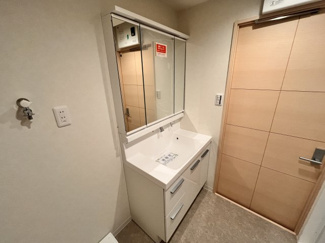 【独立洗面台】 | 戸田公園スカイマンション | 洗面所は白で統一されてます。三面鏡なので、身だしなみも整えやすく、収納力もあるので、朝の準備もうきうきです。