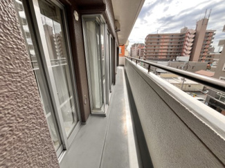 【バルコニー】 | 戸田公園スカイマンション | 西側にもバルコニーがあるので、お部屋が明るくなります。南側だけでなく西側にもバルコニーが
あるので、夕日がみれるのが嬉しい。