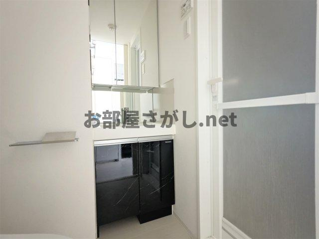 アジールコート東大井の独立洗面台|独立洗面台、小物を置くことができて便利です