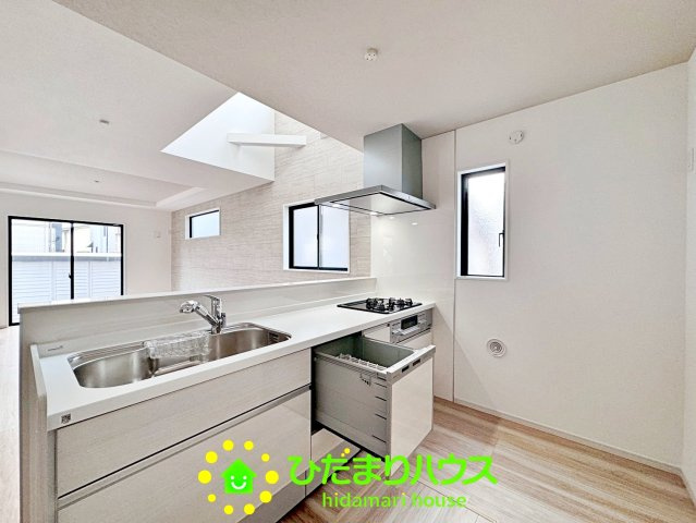 久喜市久喜東27期　新築一戸建て　02　リガーレのキッチン|家事が楽になる食洗器完備！