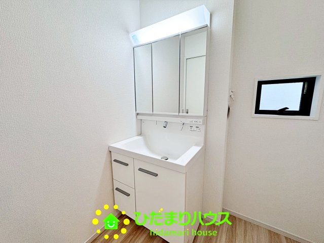 久喜市久喜東27期　新築一戸建て　02　リガーレの独立洗面台|収納たっぷり、大きな3面鏡付きの洗面台です！