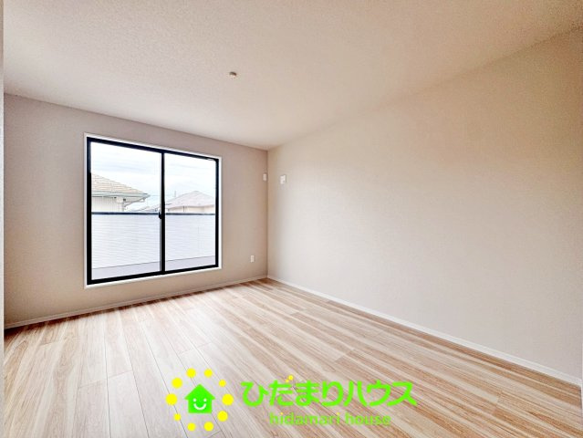 久喜市久喜東27期　新築一戸建て　02　リガーレの寝室|大きなベッドを置いても余裕のあるお部屋です！