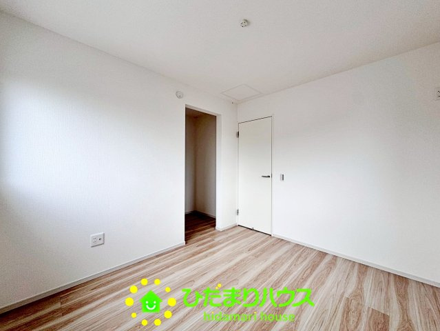 久喜市久喜東27期　新築一戸建て　02　リガーレの収納|火が差し込んで明るいです！